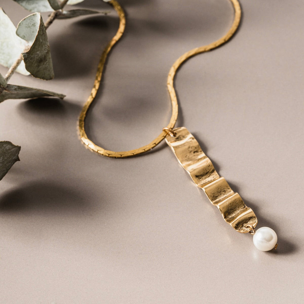 wave & pearl necklace